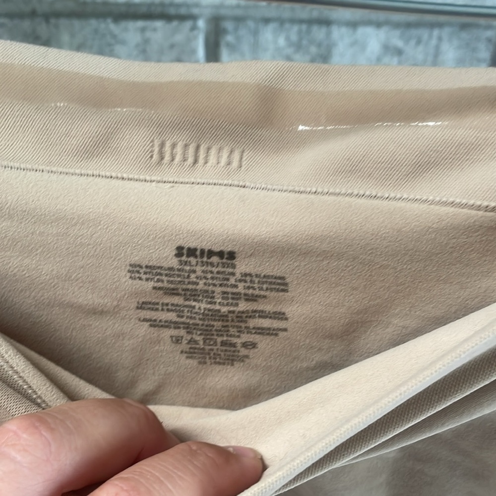 NWOT. SKIMS Sheer Seamless High Waisted Mid Thigh Short - Picture 7 of 7